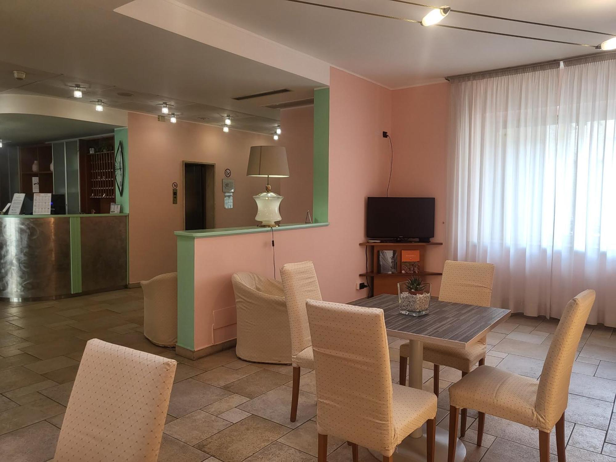 Hotel Lux Alessandria Exterior photo