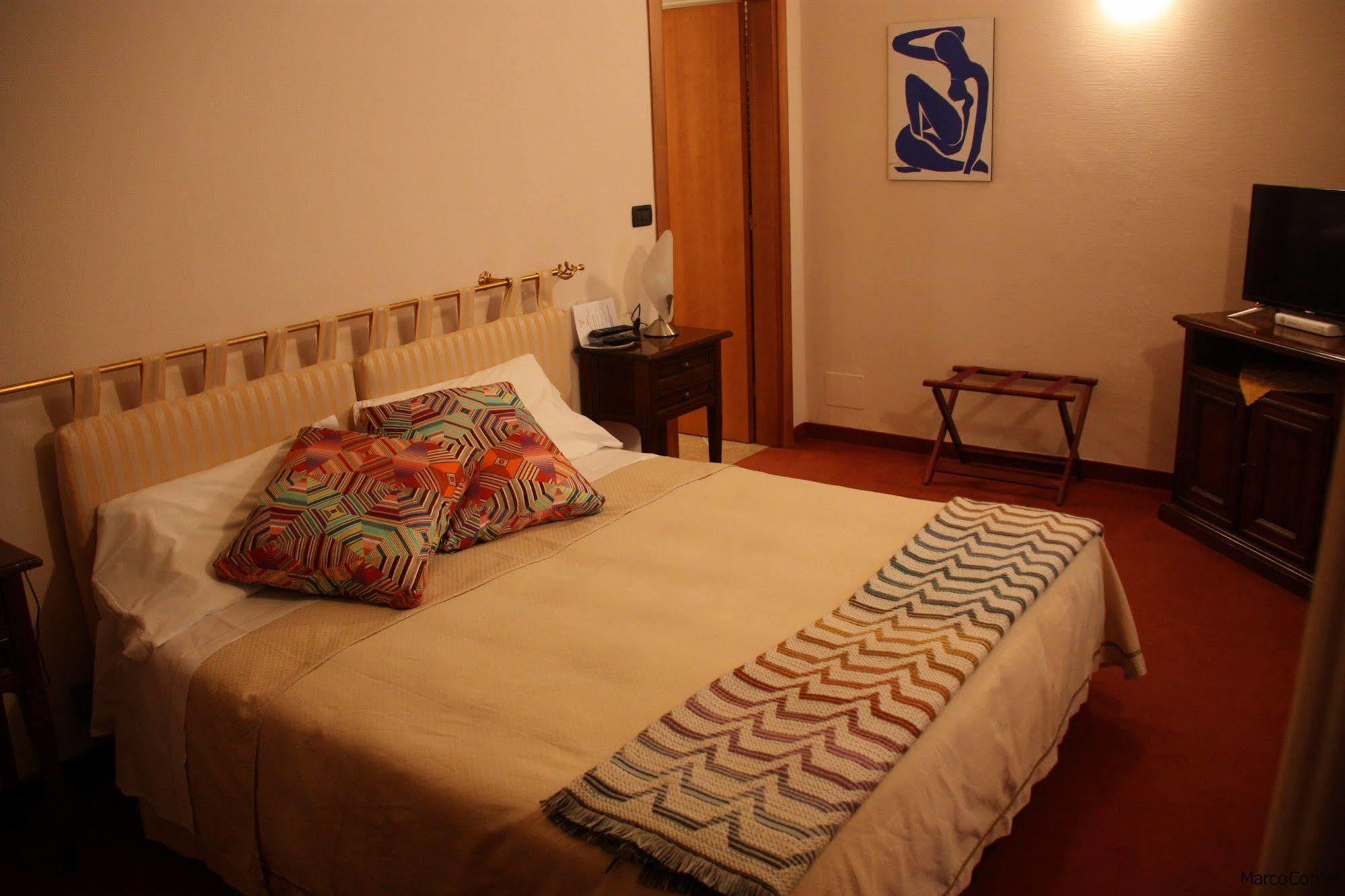 Hotel Lux Alessandria Exterior photo
